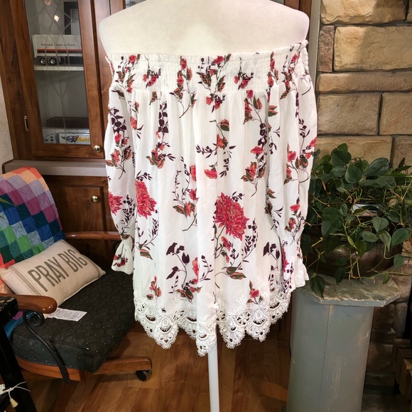 KORI SIZE SMALL WHITE ON OFF SHOULDER BLOUSE WITH FLORAL PATTERN CROCHETED LACE - Picture 4 of 5